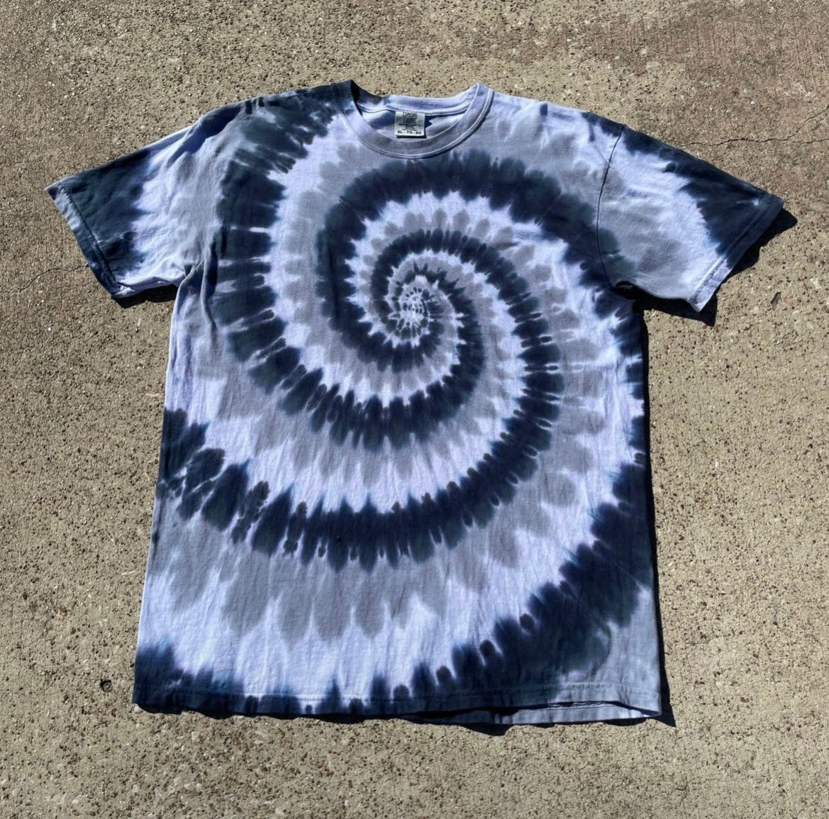 Tie dye spiral monochrome BGW